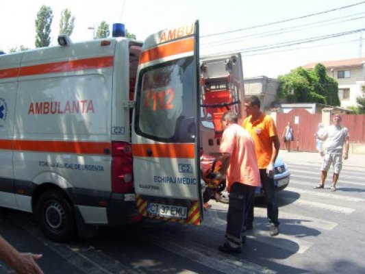 Pieton beat criţă, lovit de un autoturism: a traversat prin loc nepermis
